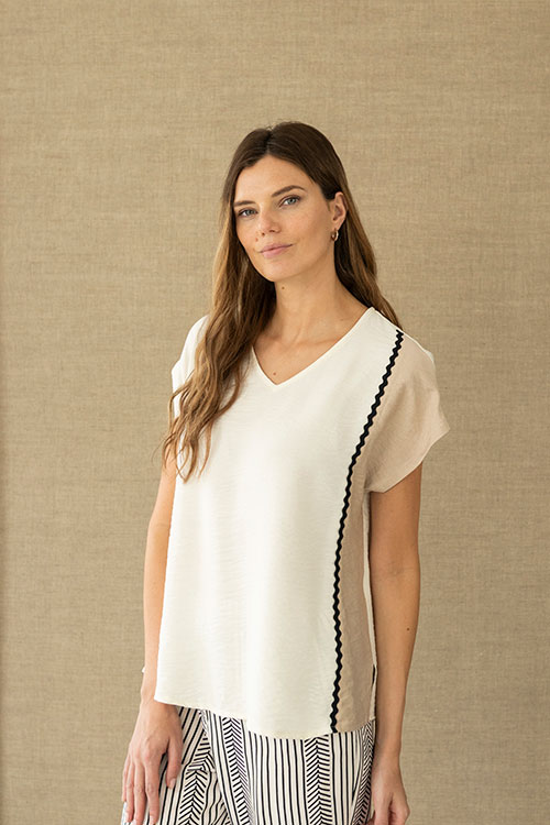 Blusa fluida bicolor crudo y arena con detalle ondulado