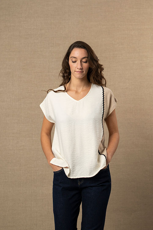 Blusa fluida bicolor crudo y arena con detalle ondulado