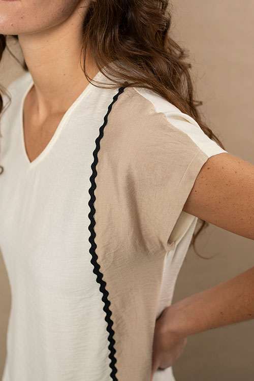 Blusa fluida bicolor crudo y arena con detalle ondulado