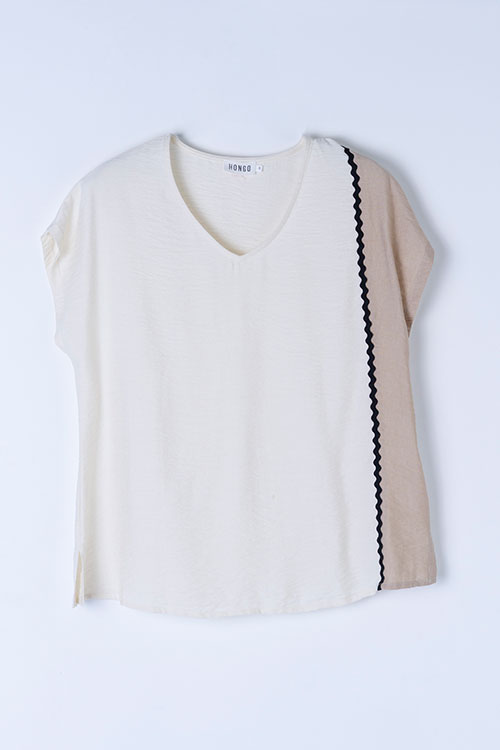 Blusa fluida bicolor crudo y arena con detalle ondulado