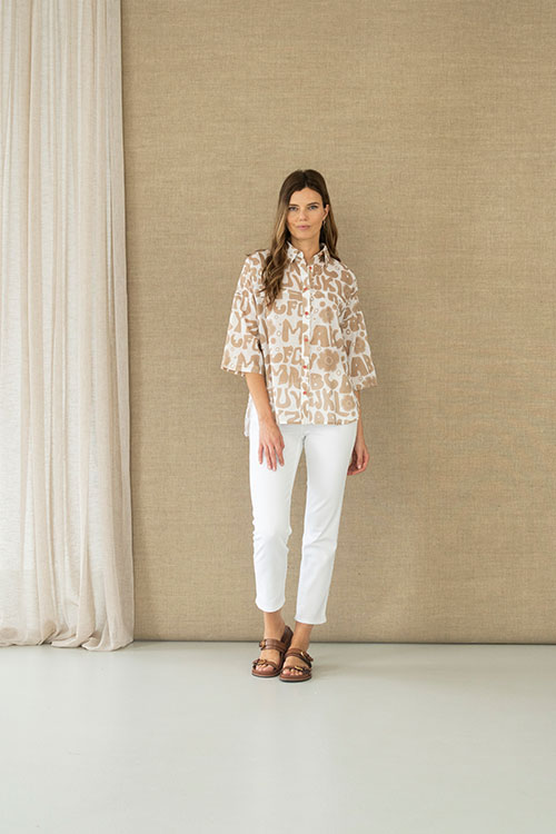 Camisa fluida estampada en tonos arena con manga ancha