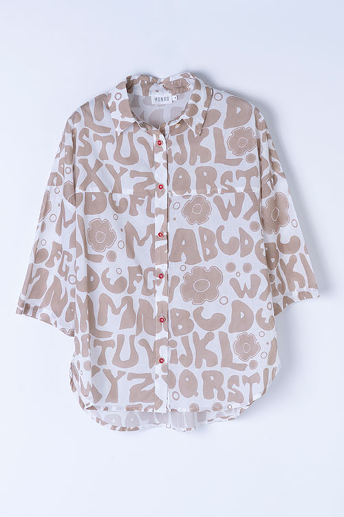 Camisa fluida estampada en tonos arena con manga ancha