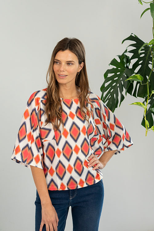 Blusa fluida de estampado geométrico con manga murciélago