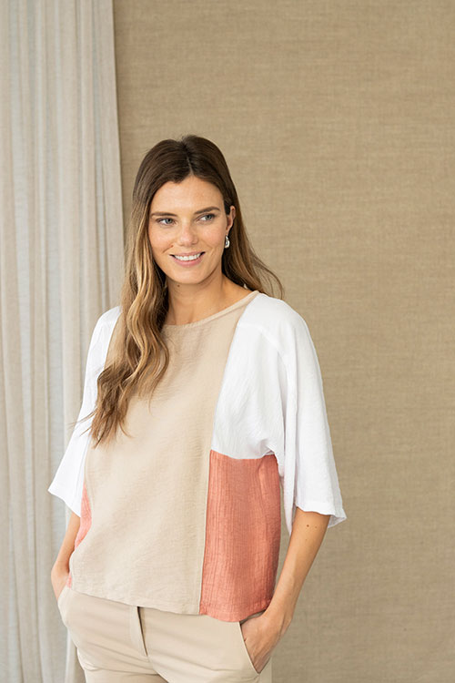 Blusa fluida tricolor en tonos arena, blanco y coral con manga murciélago