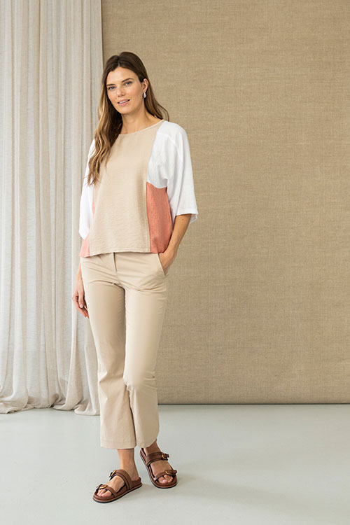 Blusa fluida tricolor en tonos arena, blanco y coral con manga murciélago