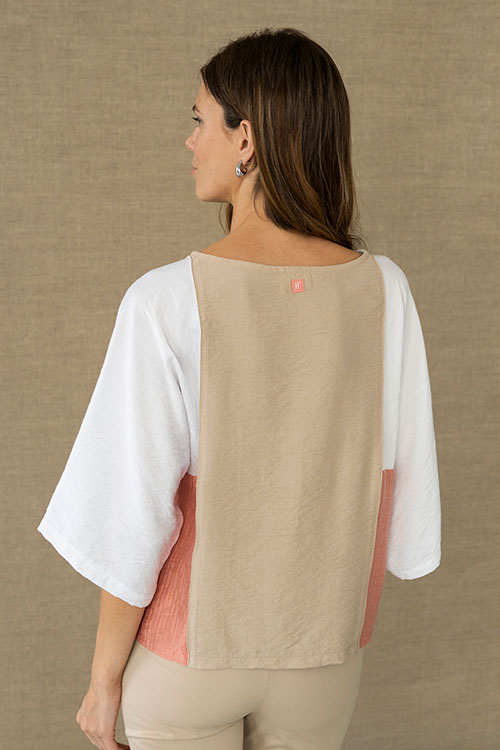 Blusa fluida tricolor en tonos arena, blanco y coral con manga murciélago