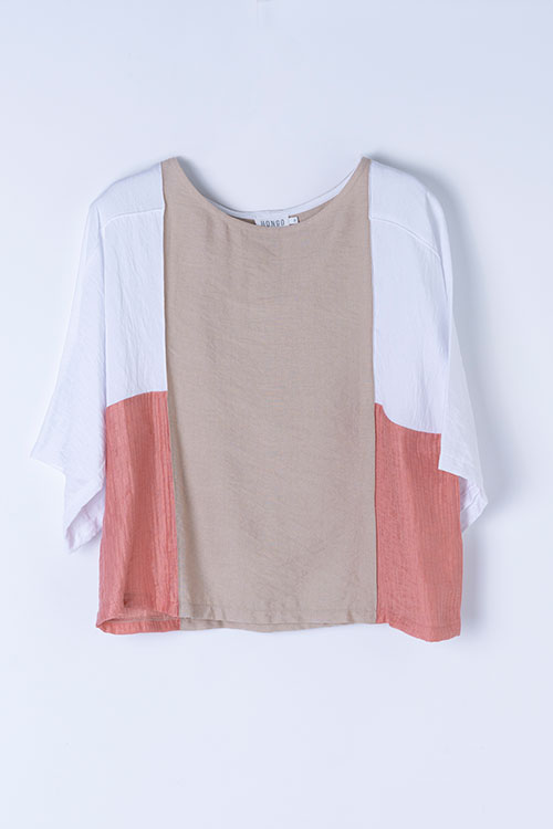 Blusa fluida tricolor en tonos arena, blanco y coral con manga murciélago