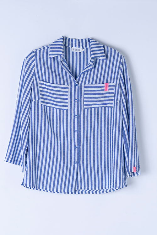 Camisa de rayas azules con bolsillos frontales