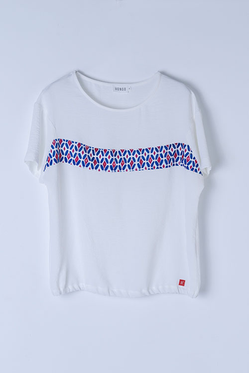 Blusa blanca con banda estampada