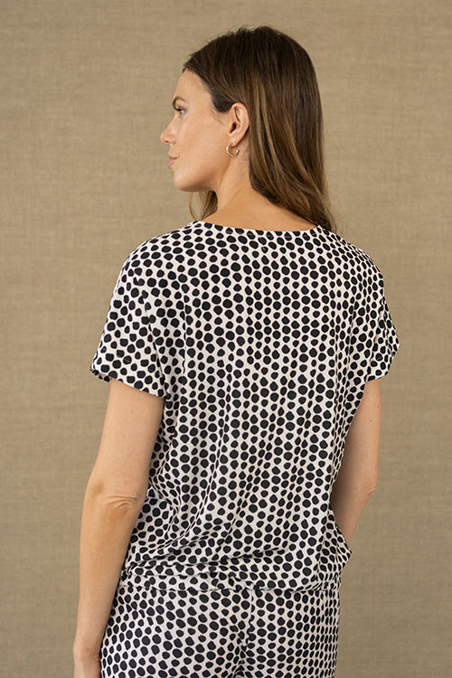 Blusa fluida blanca con estampado de lunares negros