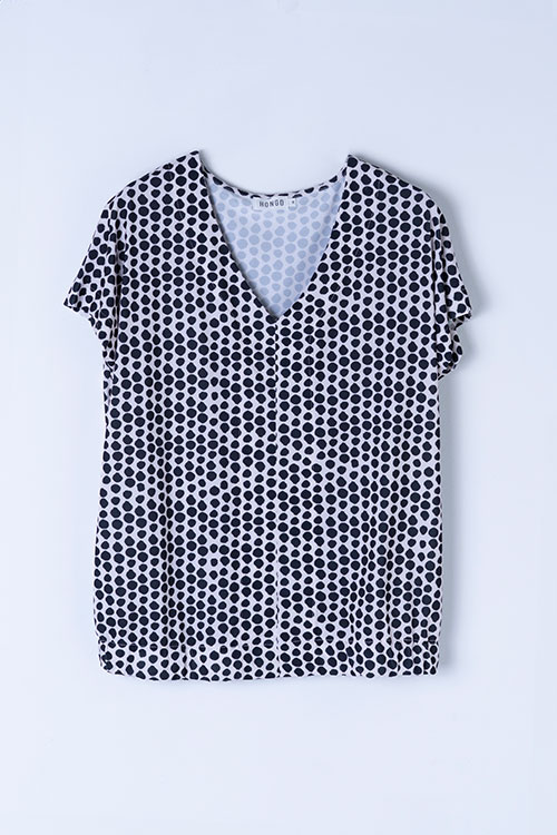 Blusa fluida blanca con estampado de lunares negros