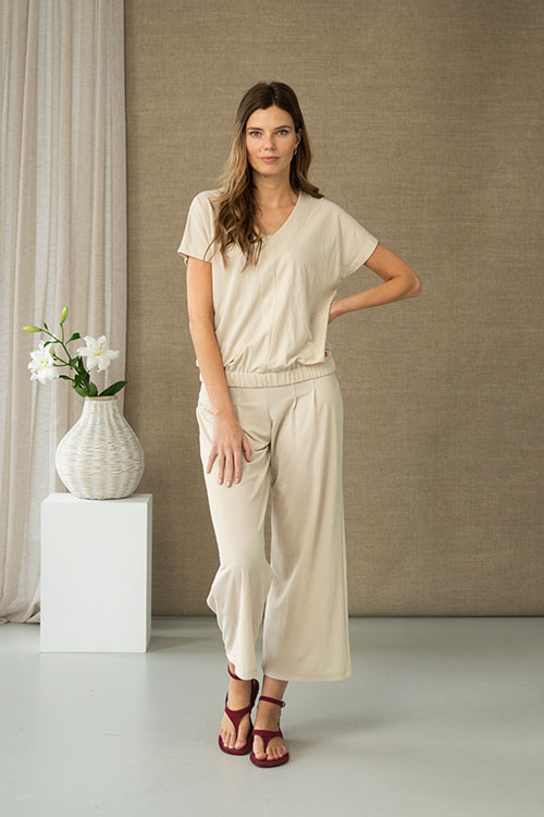 Blusa fluida beige con escote en pico y bajo elástico