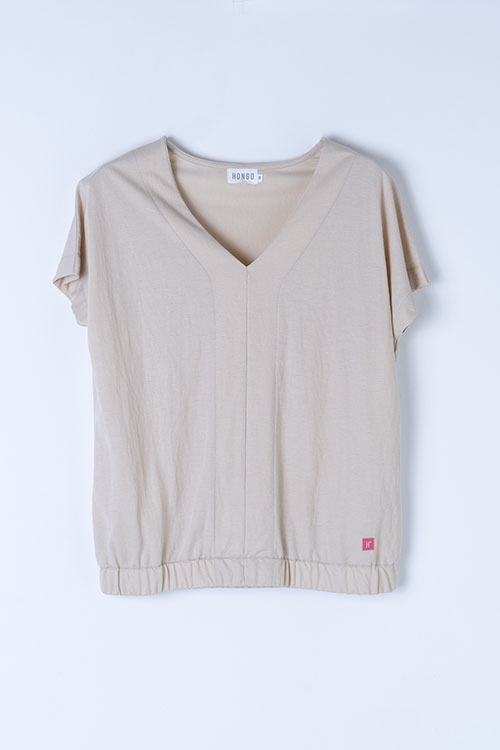 Blusa fluida beige con escote en pico y bajo elástico