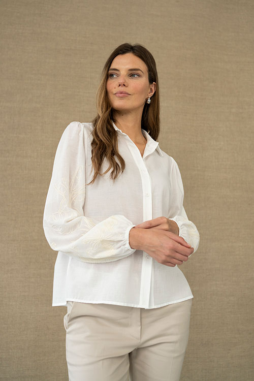 Camisa blanca fluida con bordados florales