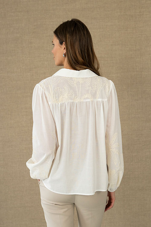 Camisa blanca fluida con bordados florales