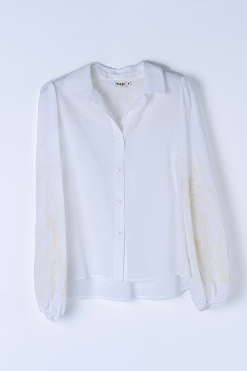 Camisa blanca fluida con bordados florales