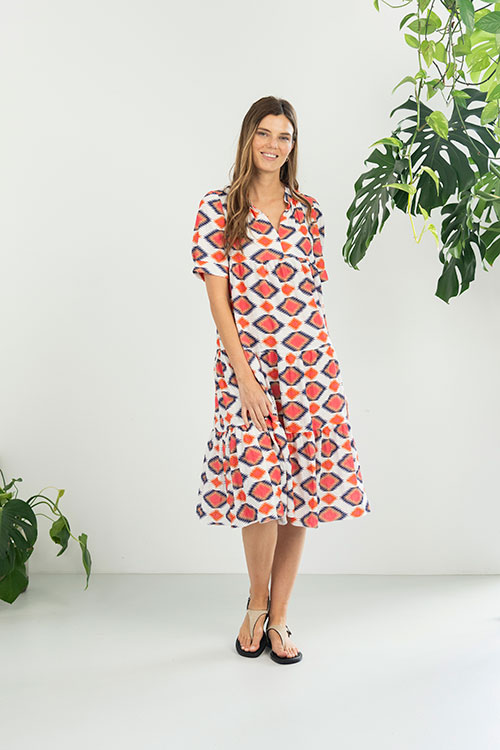 Vestido midi fluido con estampado geométrico