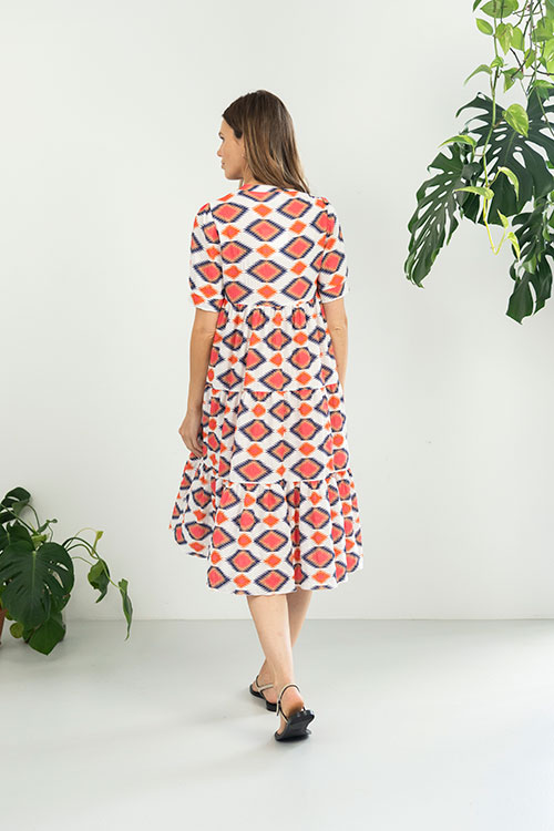 Vestido midi fluido con estampado geométrico