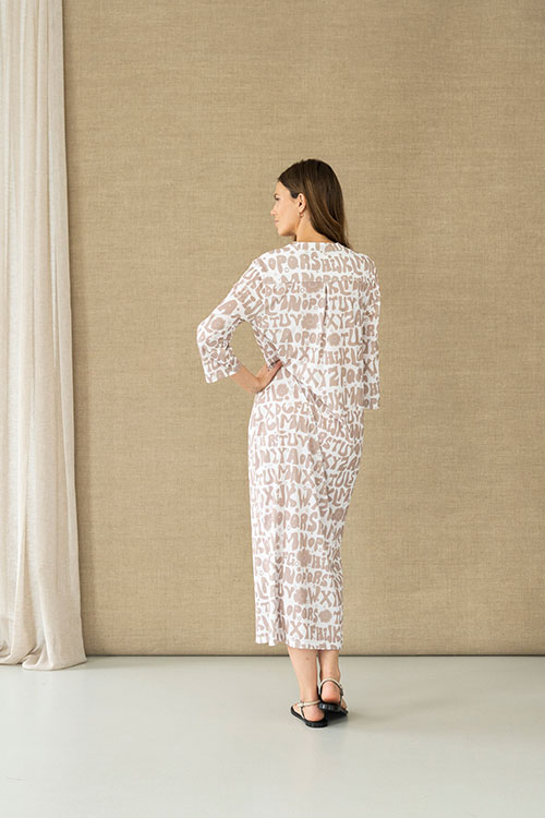 Vestido midi con estampado gráfico en tonos arena