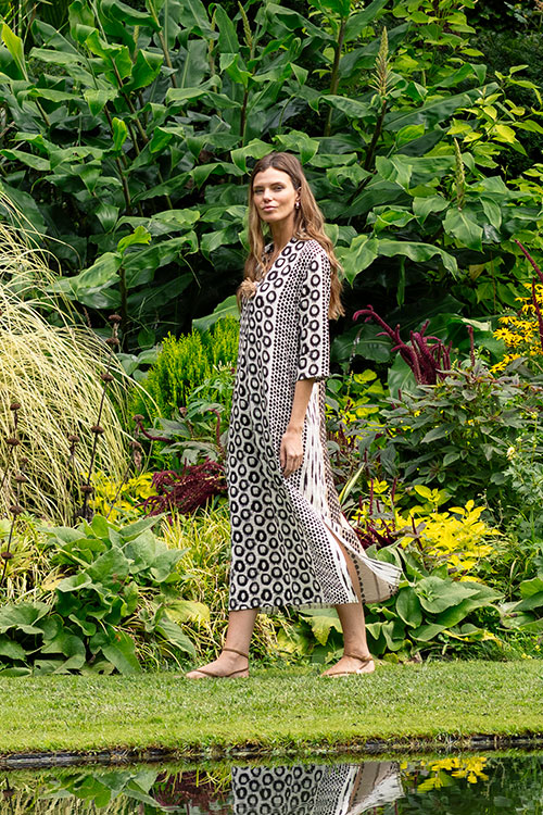 Vestido largo estampado geométrico en blanco y negro