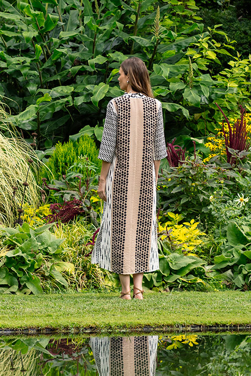 Vestido largo estampado geométrico en blanco y negro