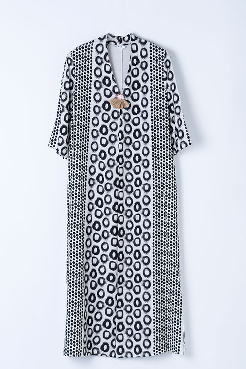 Vestido largo estampado geométrico en blanco y negro