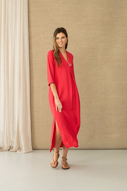 Vestido fluido color fresa con escote en pico y borla decorativa