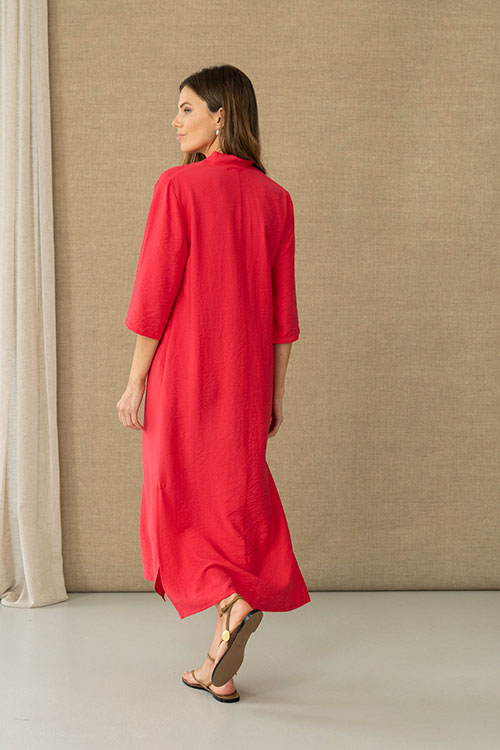 Vestido fluido color fresa con escote en pico y borla decorativa