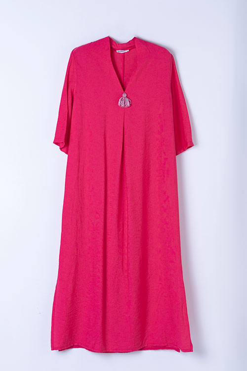 Vestido fluido color fresa con escote en pico y borla decorativa