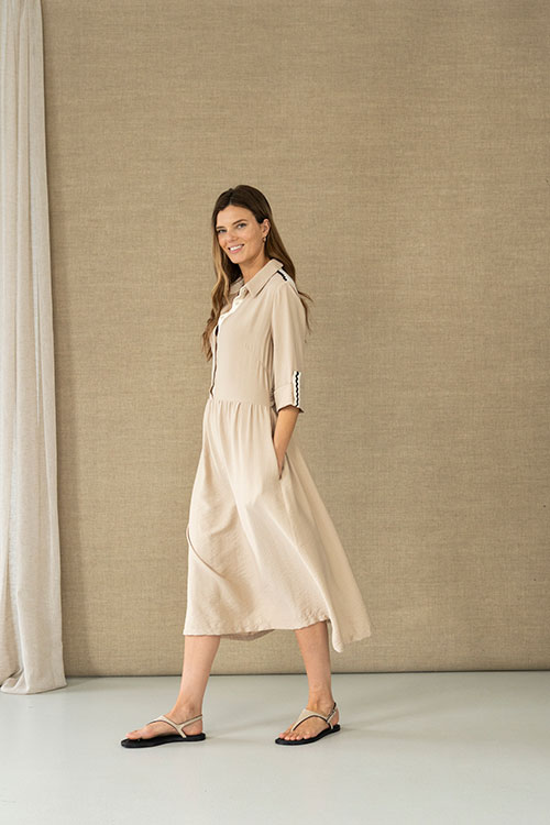 Vestido camisero beige con cinturón