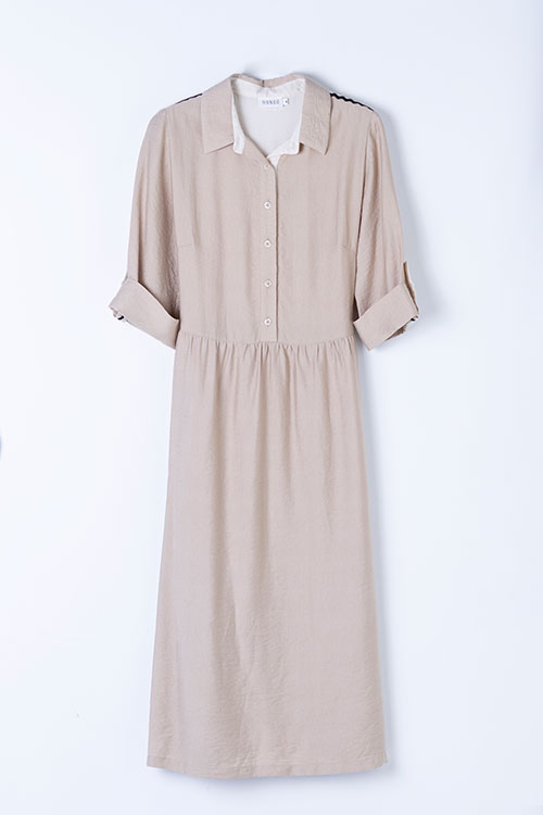 Vestido camisero beige con cinturón