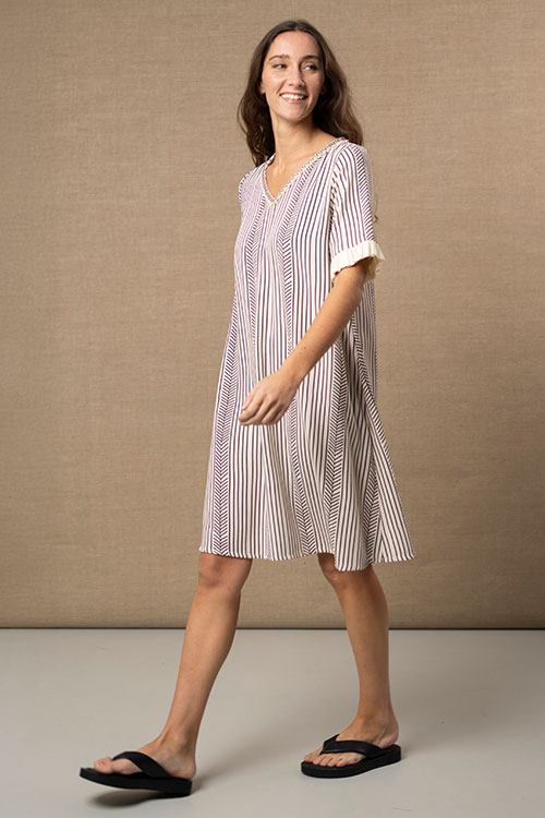 Vestido fluido de rayas con escote en V y mangas con volante