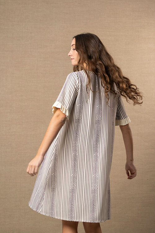 Vestido fluido de rayas con escote en V y mangas con volante