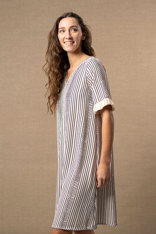 Vestido fluido de rayas con escote en V y mangas con volante