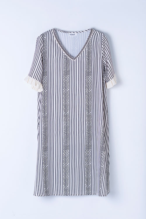 Vestido fluido de rayas con escote en V y mangas con volante