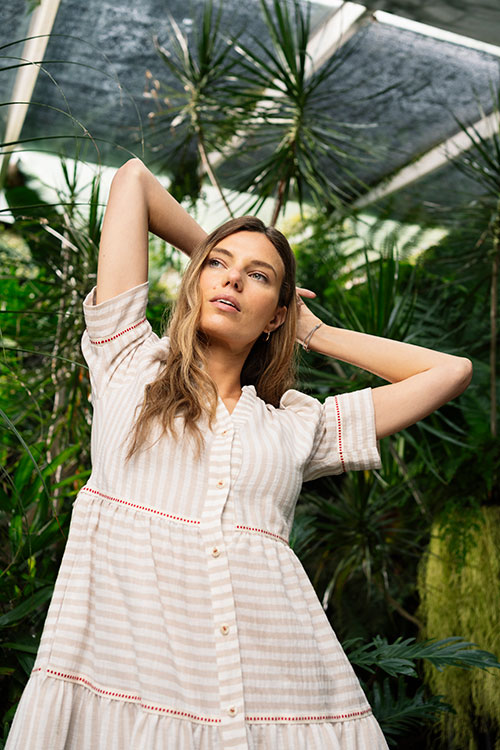 Vestido con volantes de rayas beige