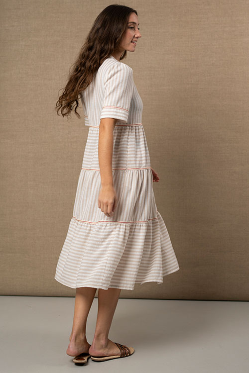 Vestido con volantes de rayas beige