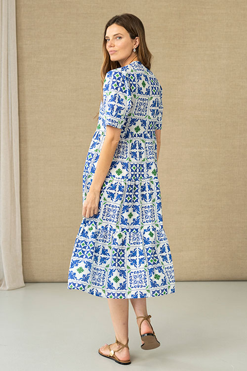 Vestido midi estampado con volantes