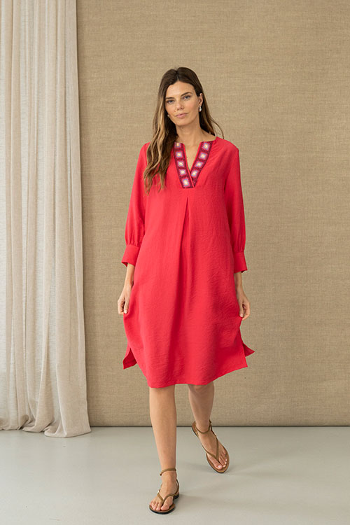 Vestido fluido rojo con detalle de cintas en crochet