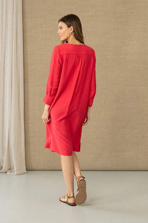 Vestido fluido rojo con detalle de cintas en crochet