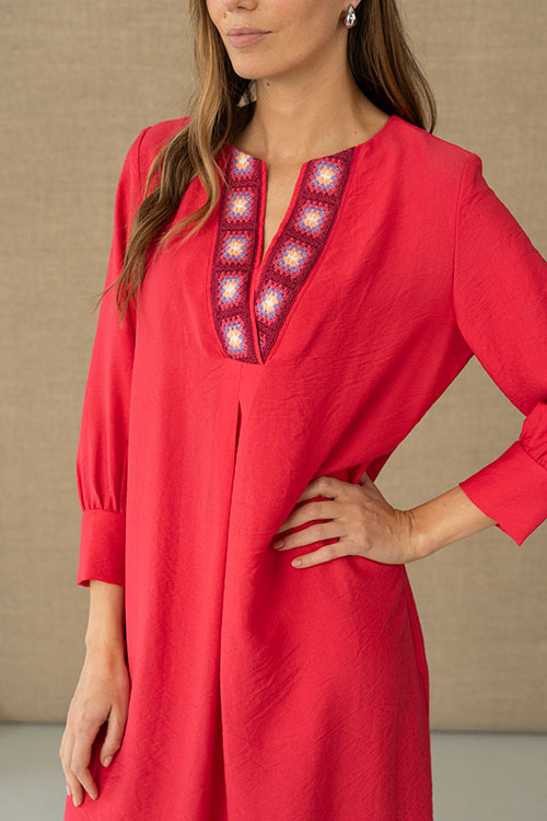 Vestido fluido rojo con detalle de cintas en crochet