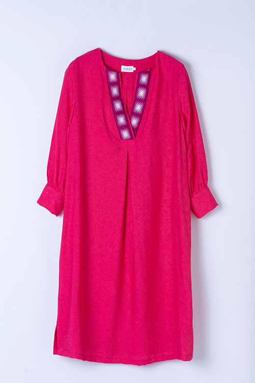 Vestido fluido rojo con detalle de cintas en crochet