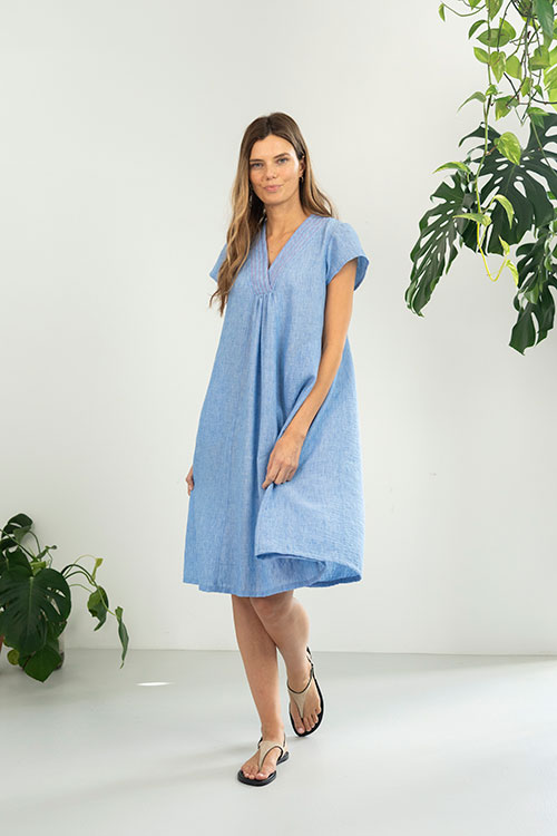 Vestido fluido con escote en pico y pespuntes decorativos