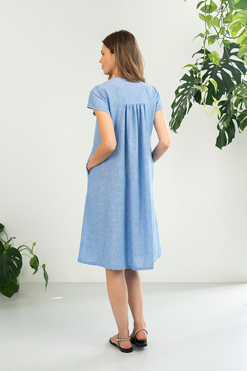 Vestido fluido con escote en pico y pespuntes decorativos