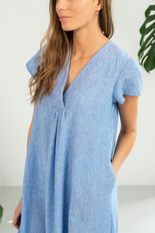 Vestido fluido con escote en pico y pespuntes decorativos