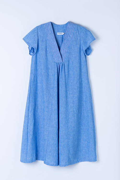 Vestido fluido con escote en pico y pespuntes decorativos