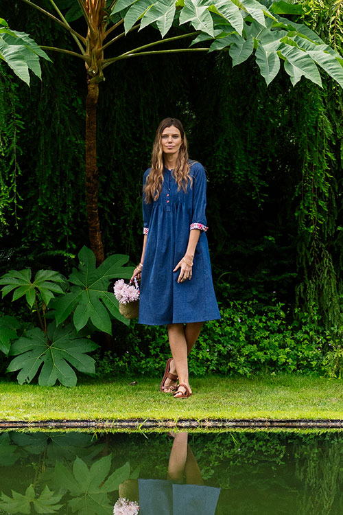 Vestido denim con pliegues y puños estampados