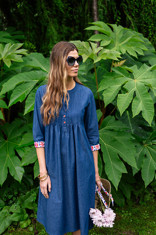Vestido denim con pliegues y puños estampados