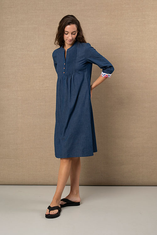 Vestido denim con pliegues y puños estampados