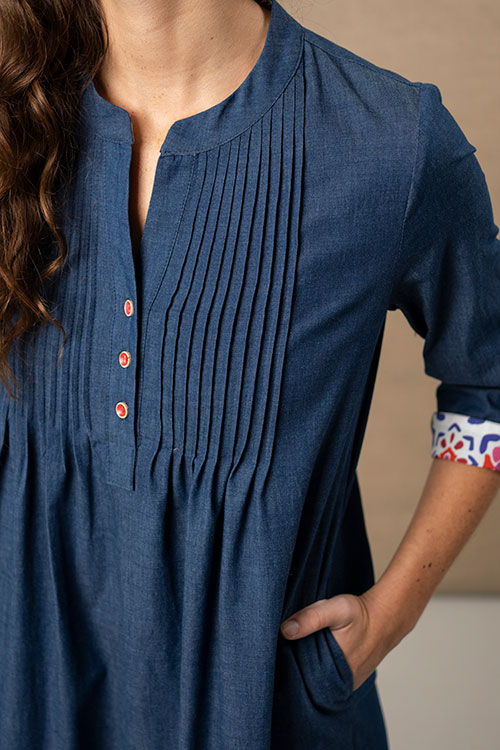 Vestido denim con pliegues y puños estampados